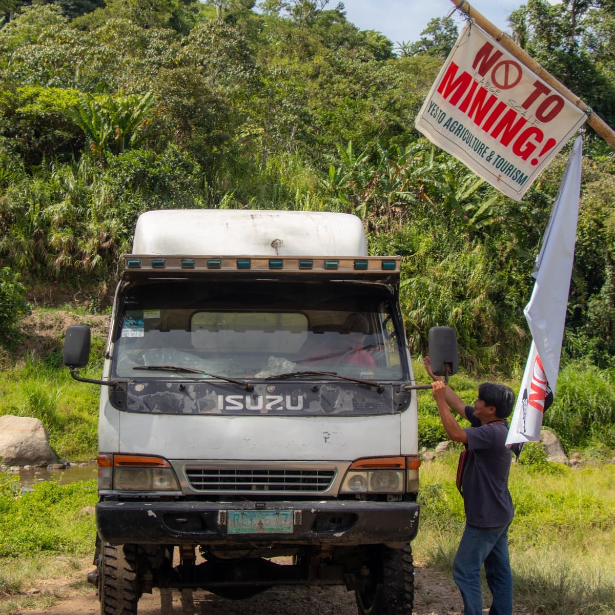 Sinisiyasat ni Arnold ang kargada ng bawat sasakyang dumaan sa barikada sa Barangay Pao upang masigurong hindi ito kagamitan ng kompanya. (Mark Lemuel Pabalan/AYEJ)