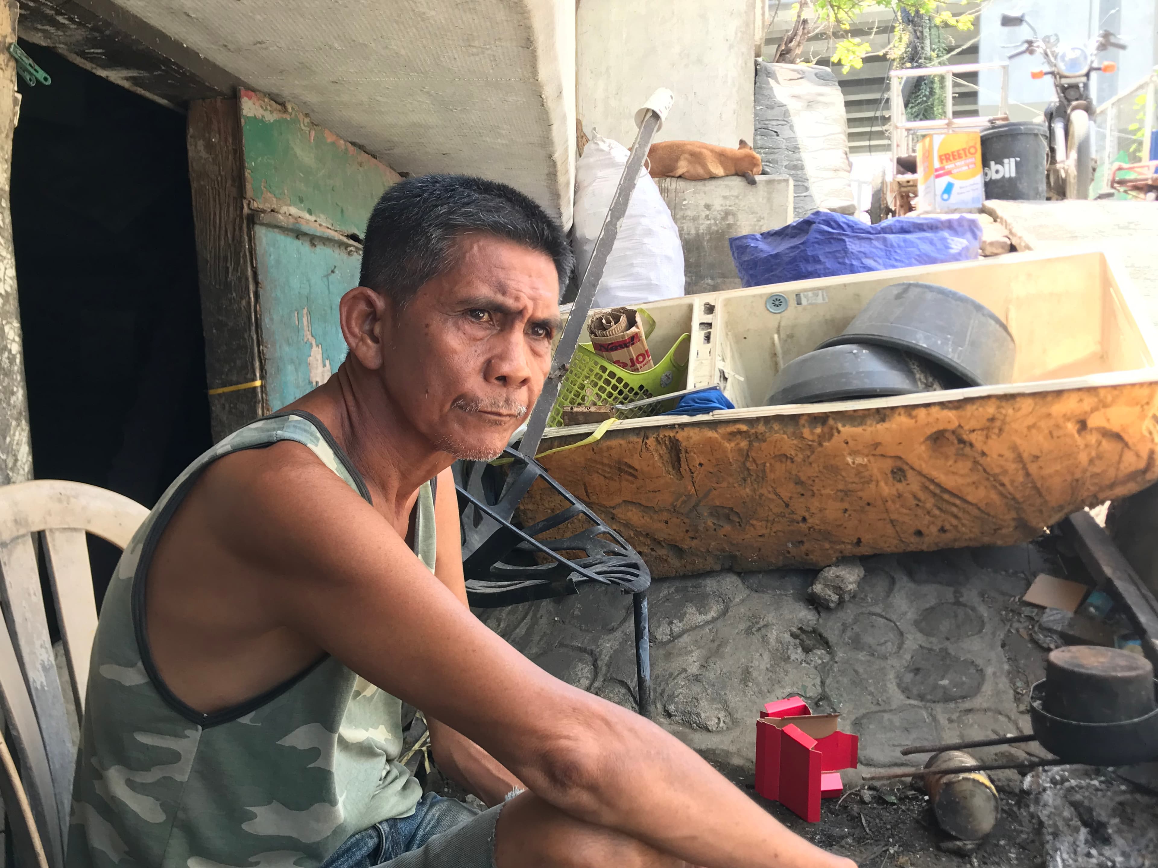 Si Ka Manny, isa sa mga namamahala sa mga magtatahong sa Kawit, Cavite.