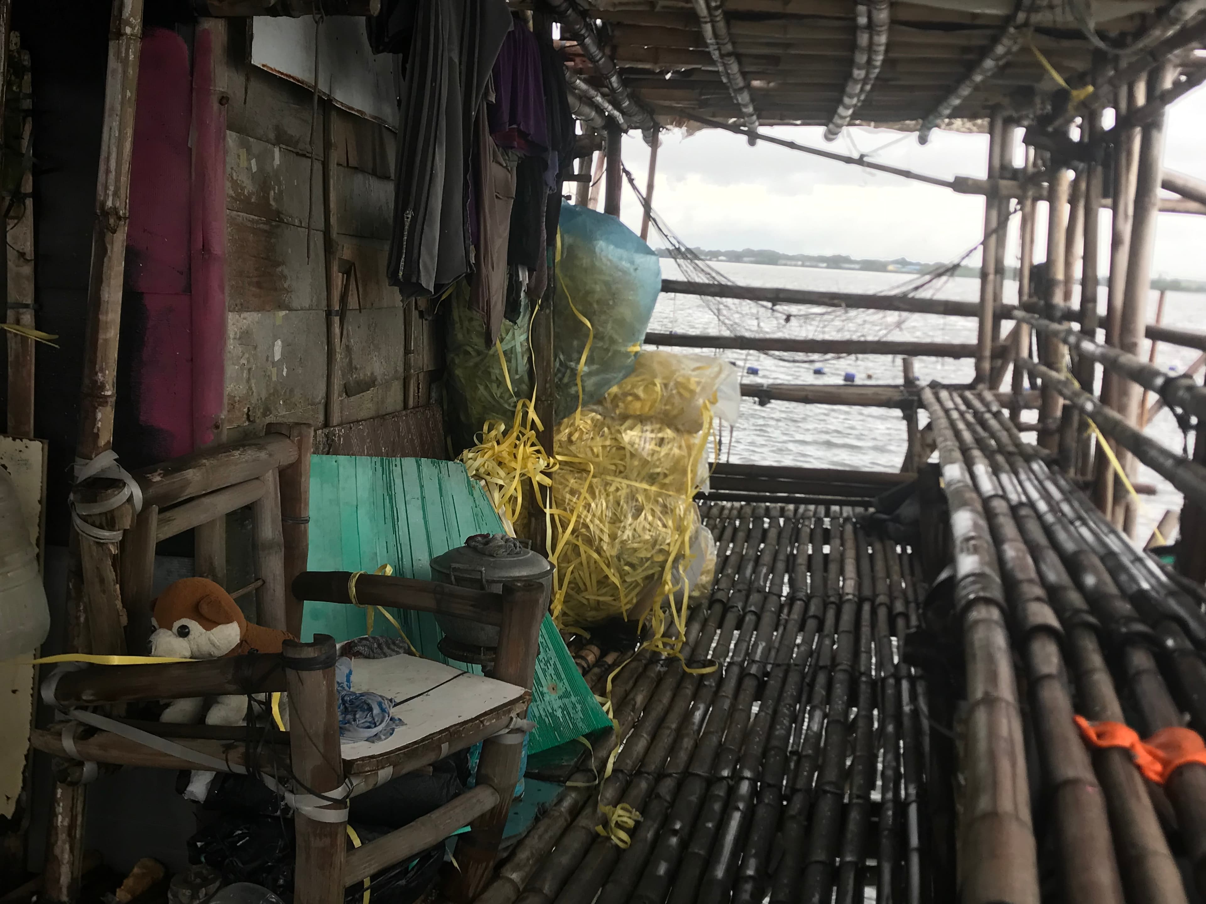 Sa loob ng munting tahanan ng mga magtatahong sa gitna ng look. (Palm Krislyn Balugo/Philippine Collegian)